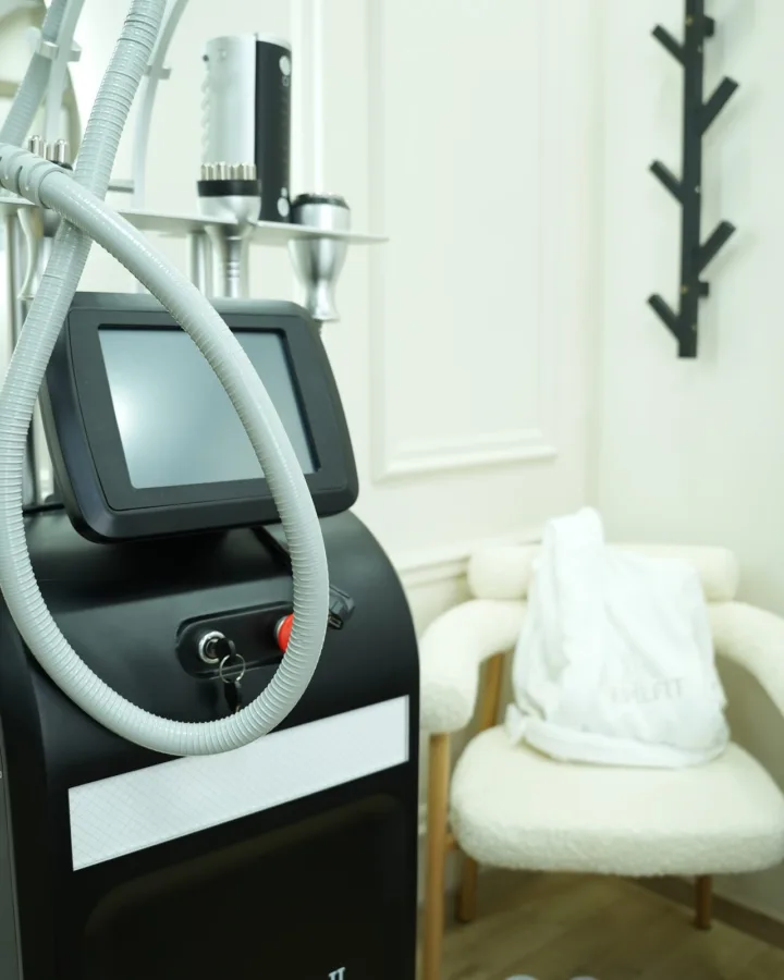 Appareil de lipocavitation dans une cabine minceur du centre Epilfit à Aïn Sebaâ, Casablanca