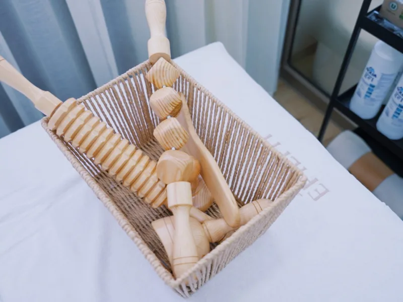 Outils de madérothérapie en bois dans un panier, centre Epilfit à Casablanca