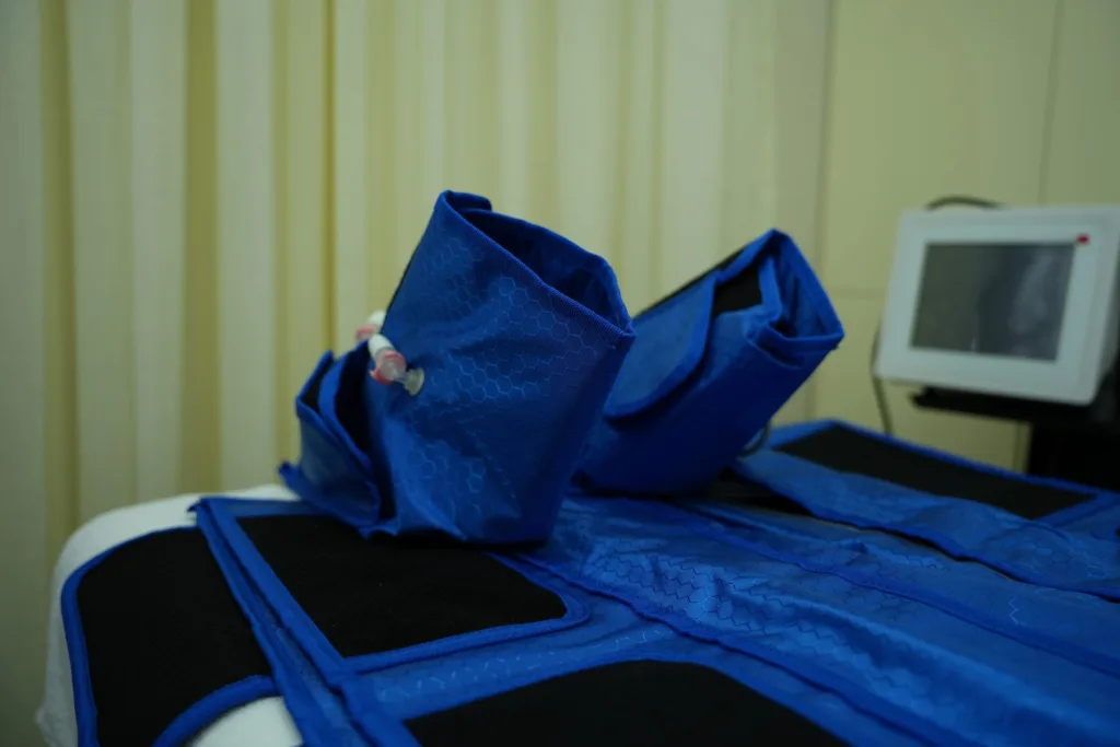 Bottes de pressothérapie posées sur le lit de soin, centre Epilfit